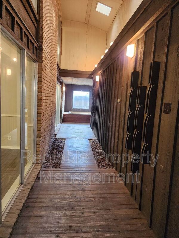 Fort Worth House: 6238 Wheaton Dr