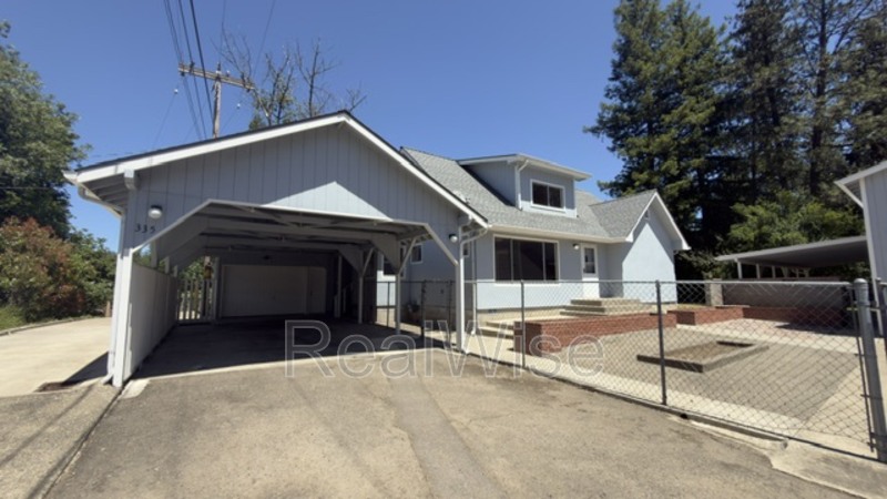 Roseburg House: 335 W Birch Ct