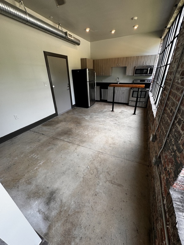 Petersburg Condo: 123 Pine St