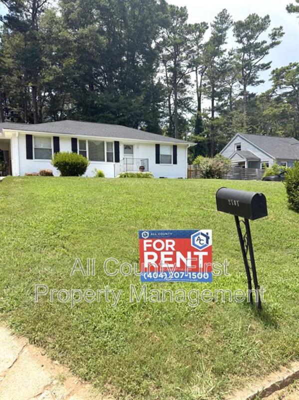 Decatur House: 2101 Holly Hill Dr.