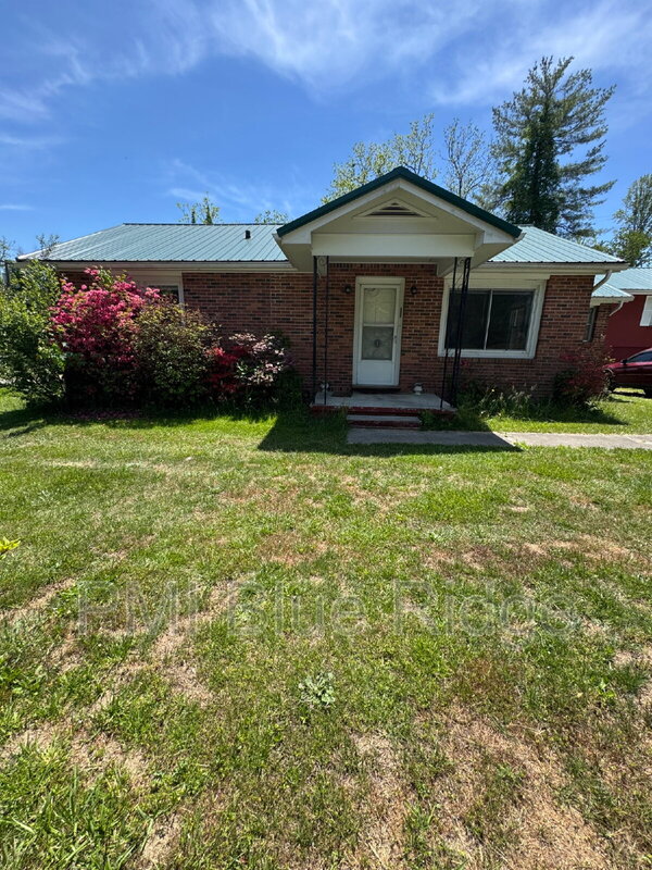 Hendersonville House: 1810 Willow Rd