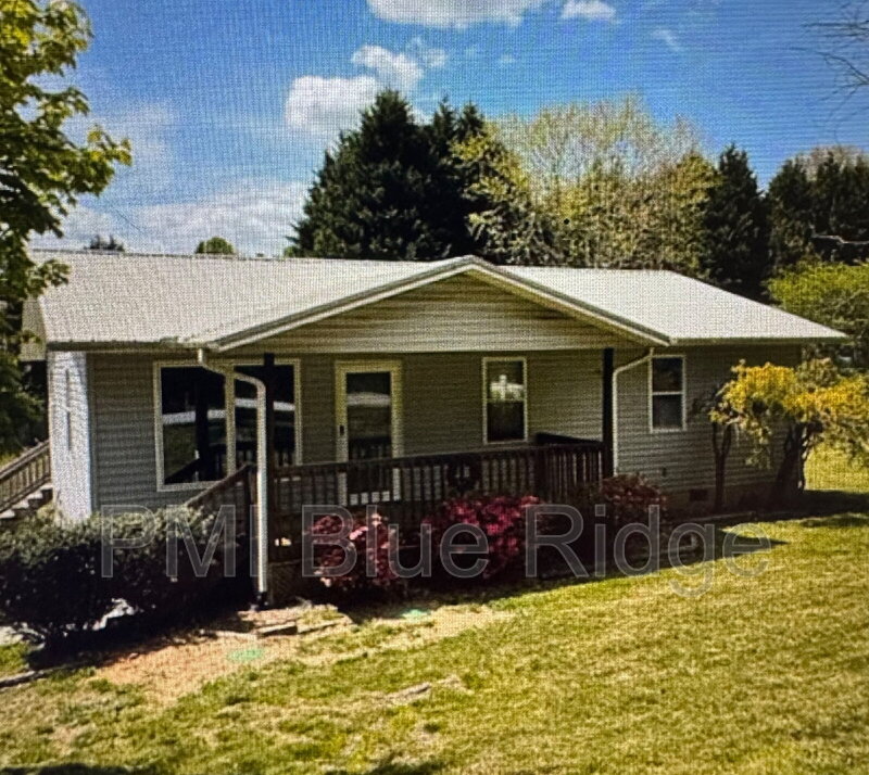 Flat Rock House: 18 Grove Hills Dr