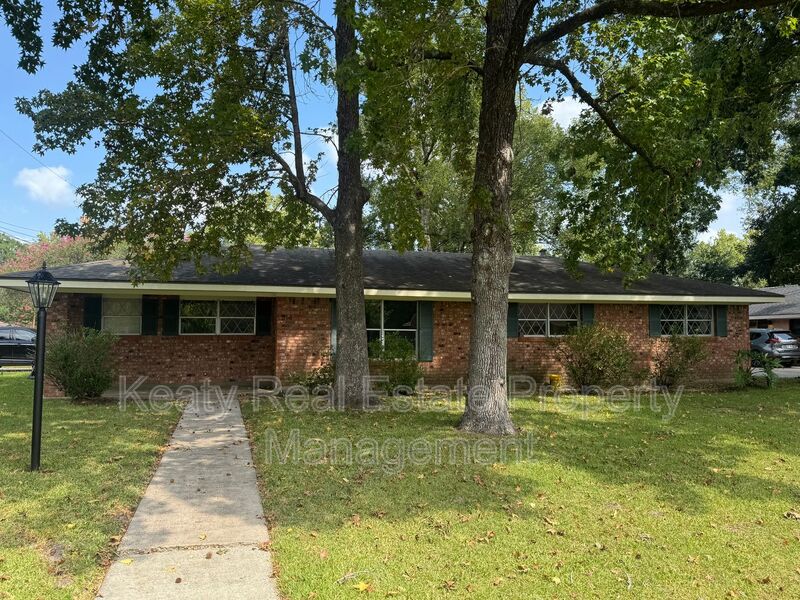 Lafayette House: 214 Dover Dr