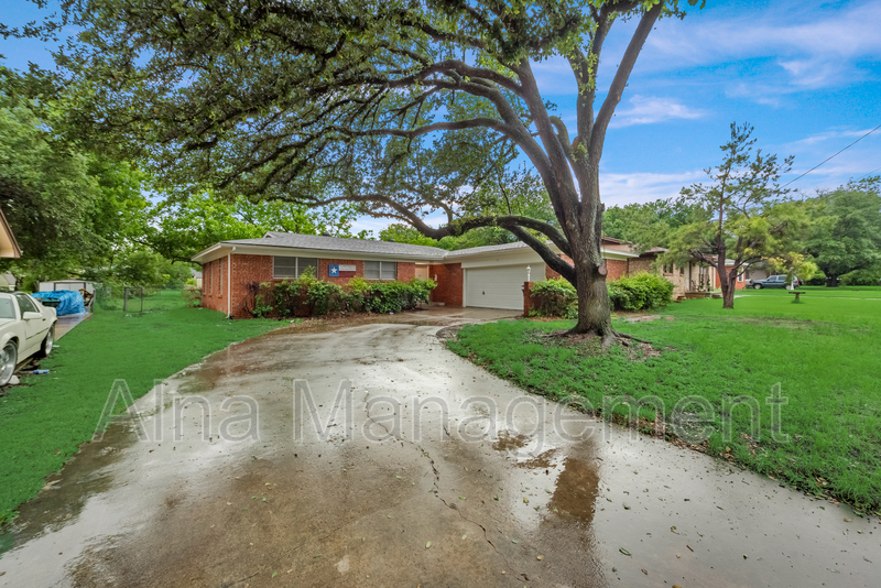 Cleburne House: 805 N Douglas Ave