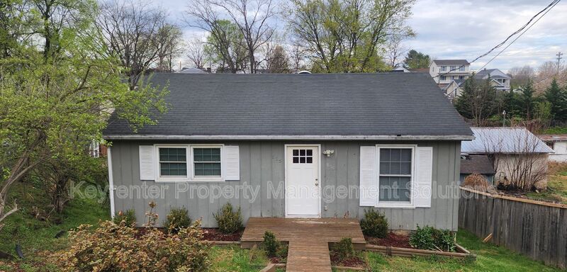 Waynesboro House: 825 Highland Ave