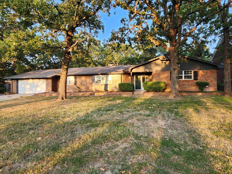 Ada House: 204 South Morrison Drive