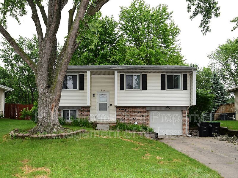 Omaha House: 2511 N 143rd Ave