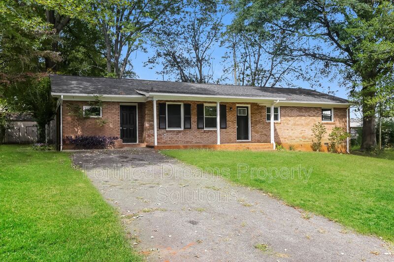 Statesville House: 1141 Carolina Cir