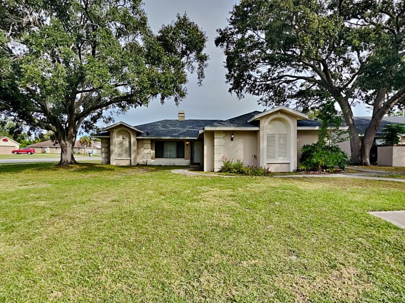 Deltona House: 102 Cascade St