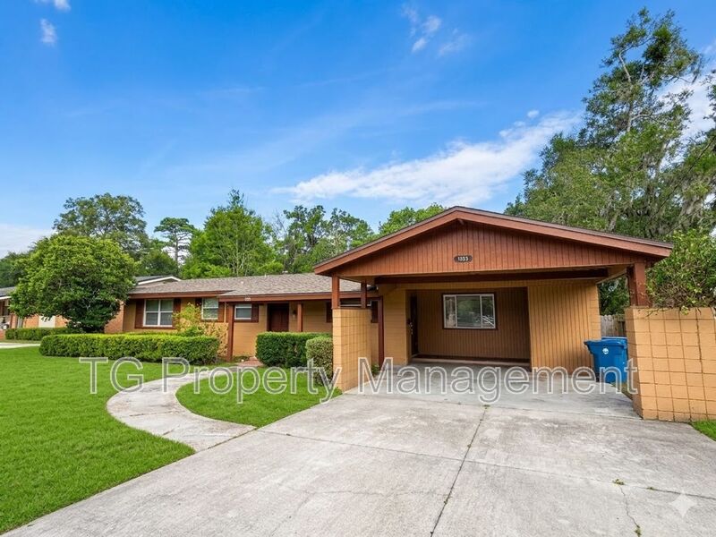 Jacksonville House: 1355 Lamanto Ave E