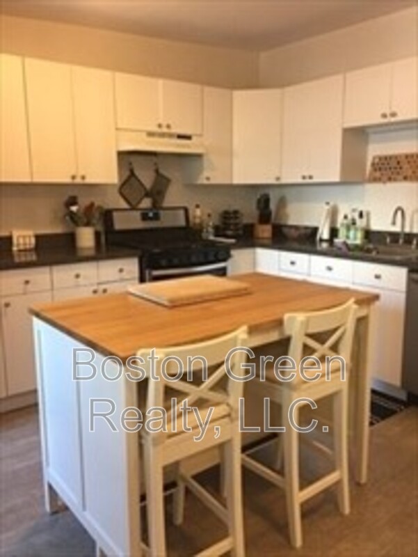 Boston House: 652 Dorchester Avenue