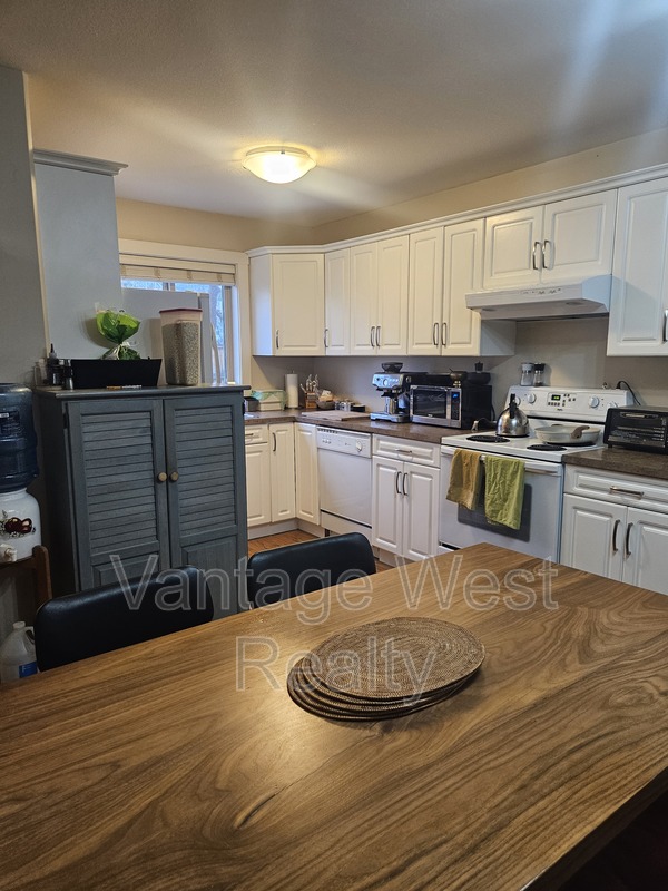 Kelowna House: 1495b Kloppenburg Rd