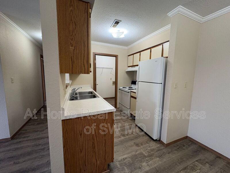 Ozark Condo: 729 E Bain