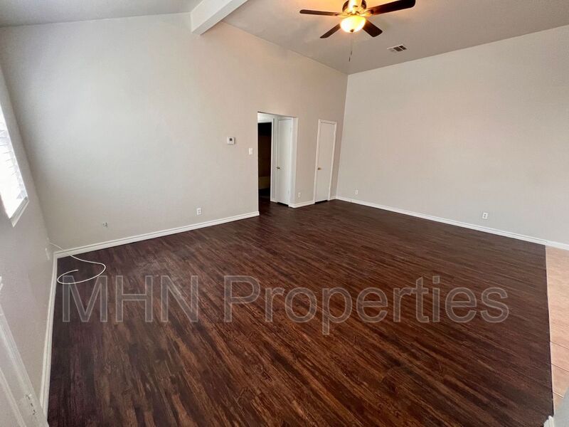 UPDATED 2bed/2bath/1 car garage duplex, located in the Perrin Beitel/Thousand Oaks area! - Photo 7