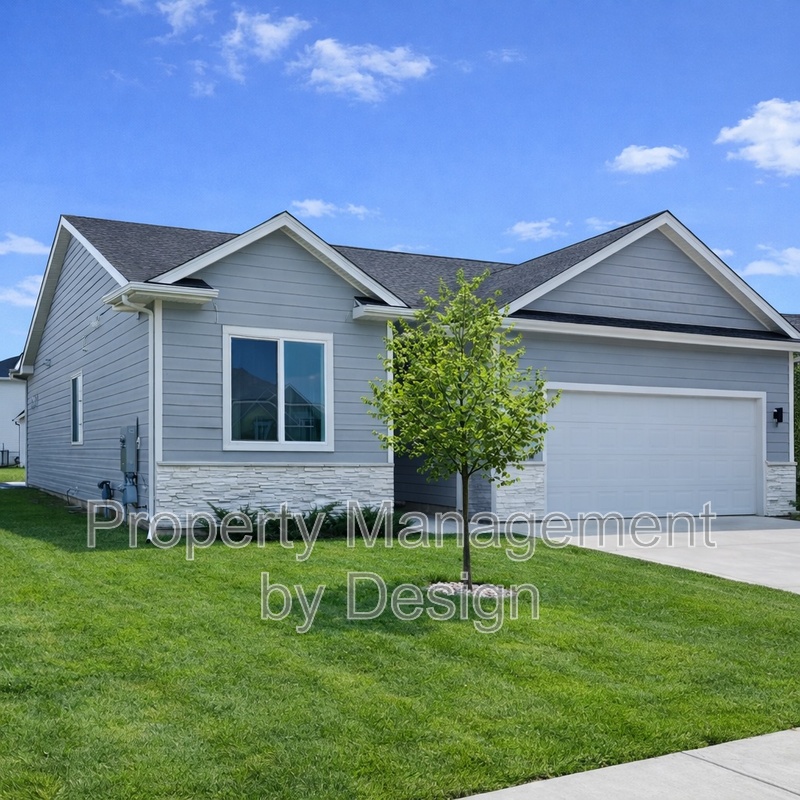 Waukee House: 835 Southeast Booth Avenue