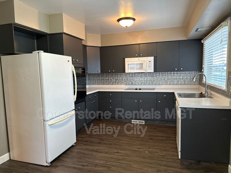 Valley City House: 647 8th Ave SW