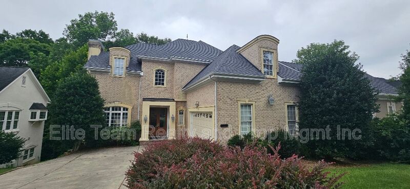 Charlotte House: 6926 Linkside Ct