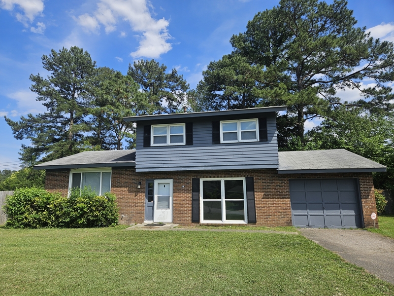 Fayetteville House: 619 Berwick Drive