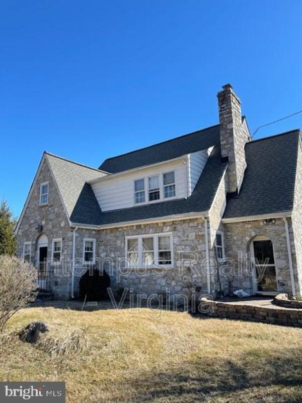The Plains House: 2663 Halfway Rd