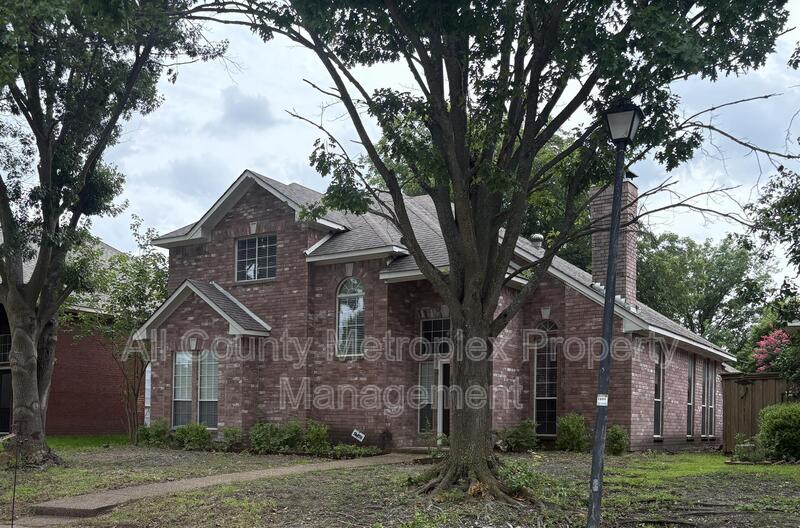 Rowlett House: 8902 Bayshore Ln