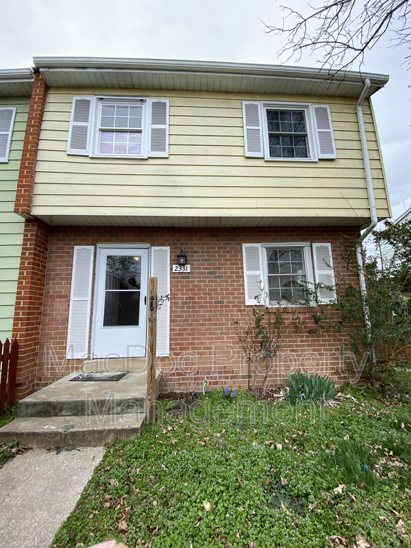 Dumfries Townhome: 2331 McClellan Ct