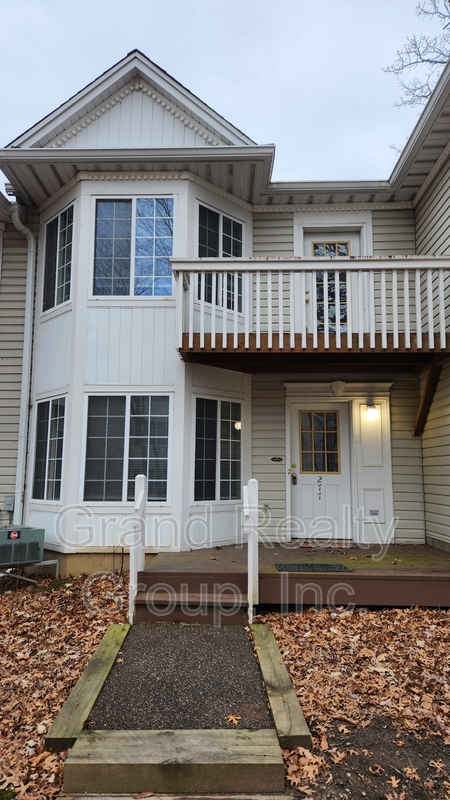 Round Lake House: 277 West Treehouse Ln