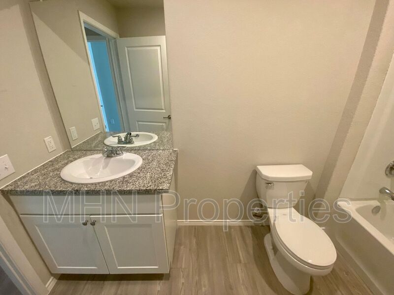 Beautiful 3bed/2bath single story near Randolph & Ft. Sam! - Photo 10