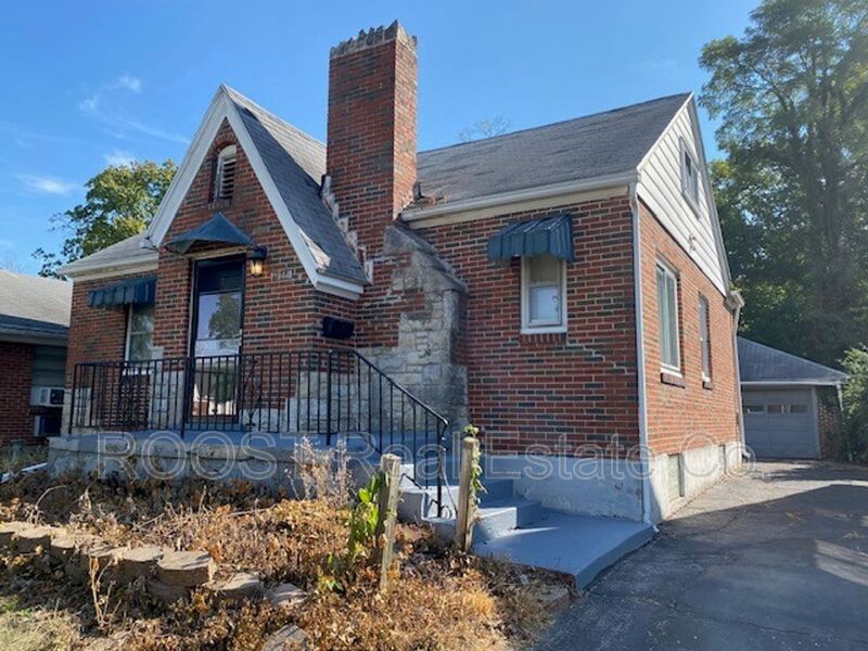 Dayton House: 1944 Victoria Ave