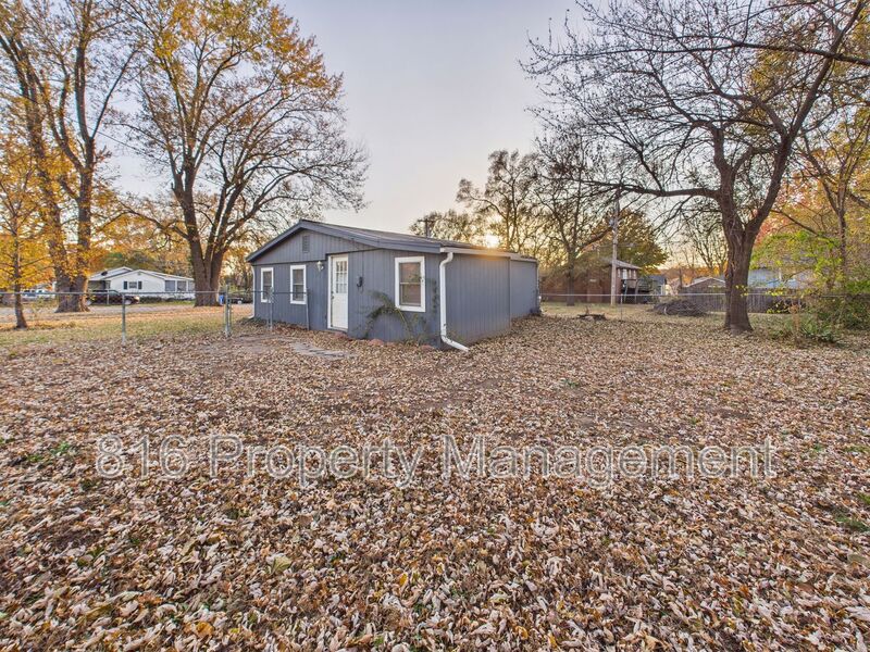 Tonganoxie House: 126 S Village St