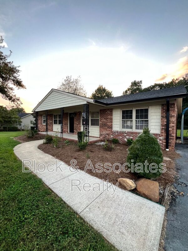 Kernersville House: 712 Lake Dr