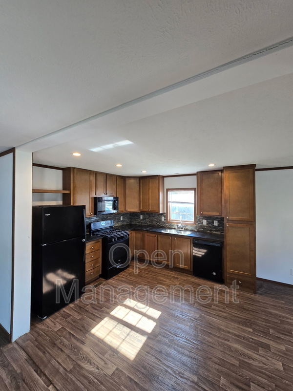 Huxley House: 511 East 1st Street