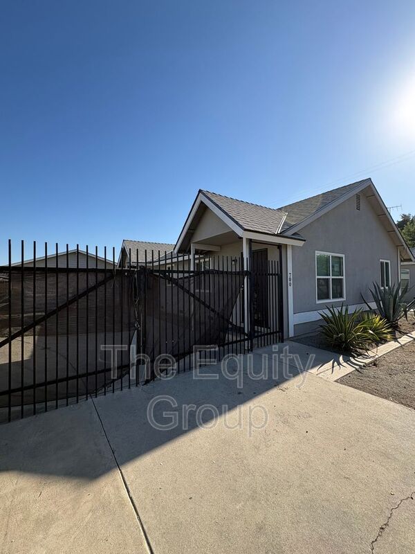Visalia House: 700 East Tulare Avenue