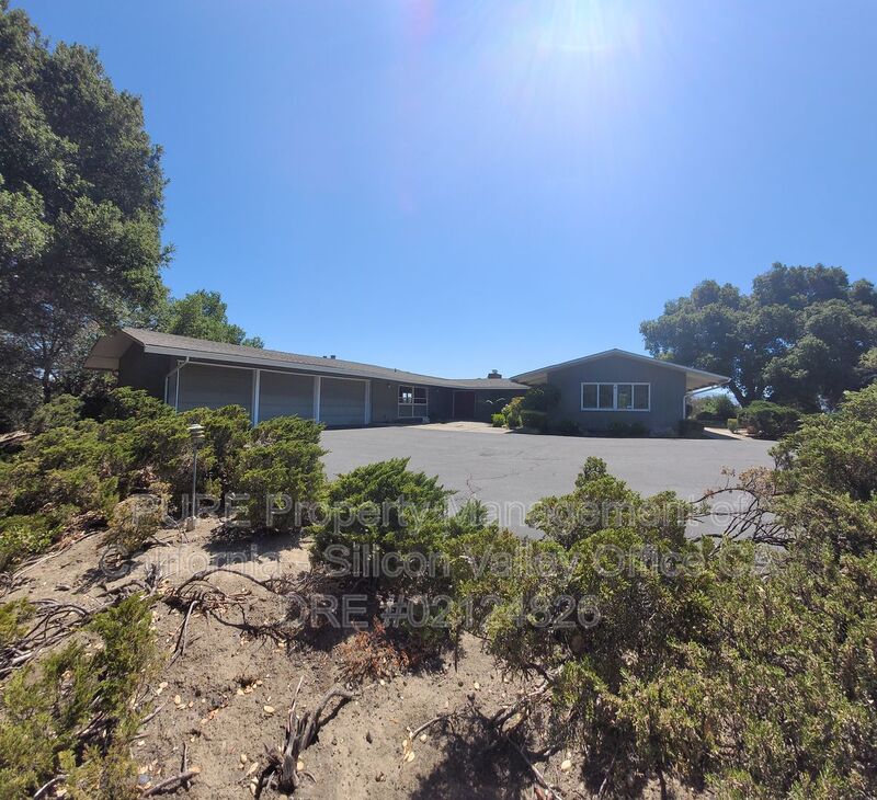 Saratoga House: 21224 Saratoga Hills Road