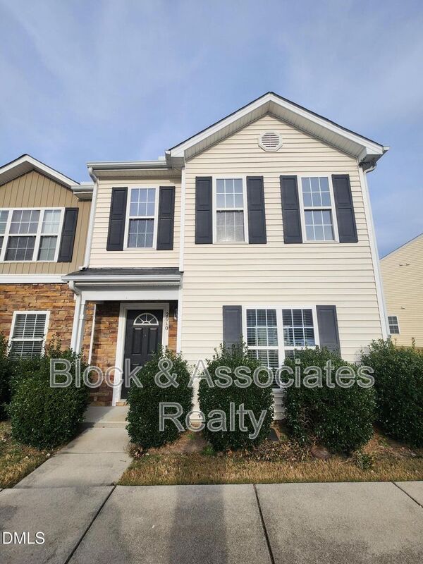 Raleigh House: 2010 Grassy Banks Drive