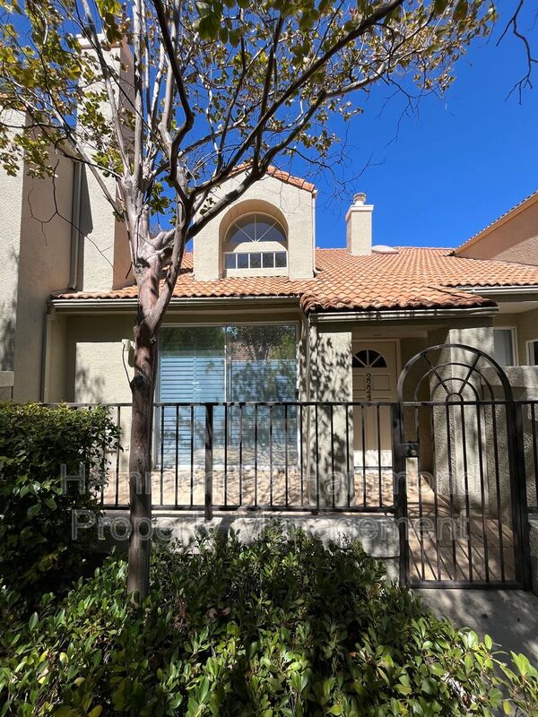 Chatsworth Townhome: 22243 Shadow Valley Cir