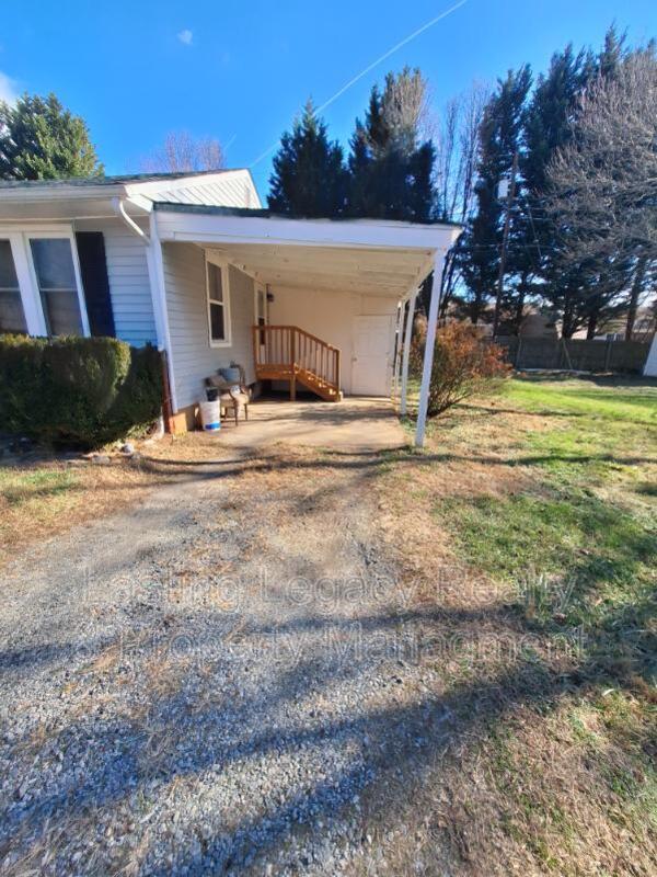 Winston Salem House: 4221 Glenn Hi Road Unit 2