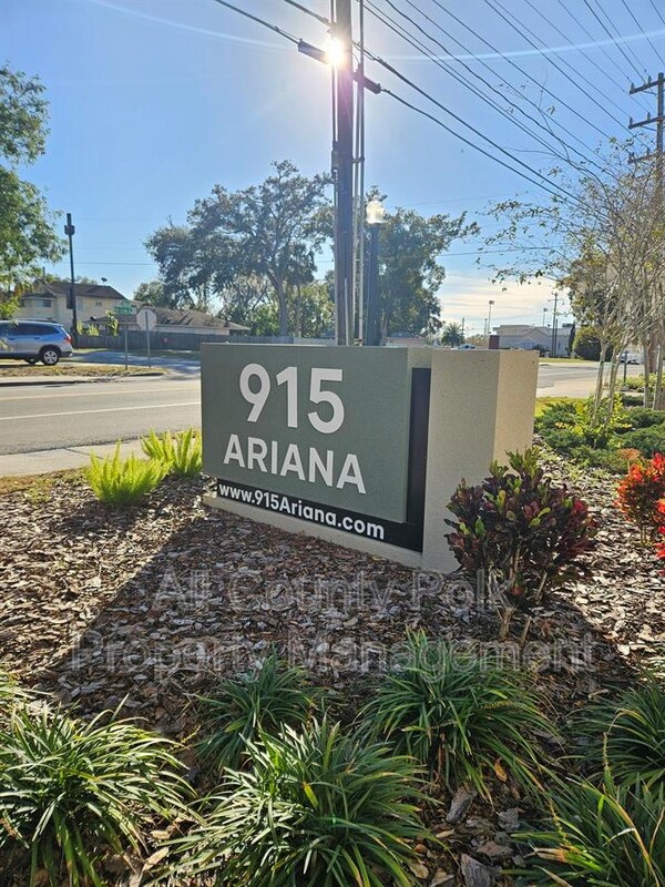 Lakeland Apartment: 915 Ariana St