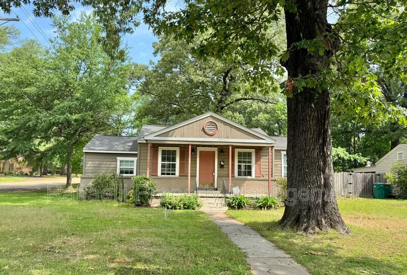 Texarkana House: 722 W 34th St