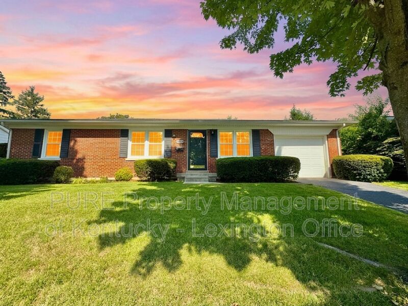 Lexington House: 2077 Dogwood Dr