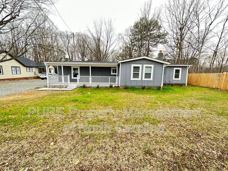 Salisbury House: 3345 E Ridge Rd
