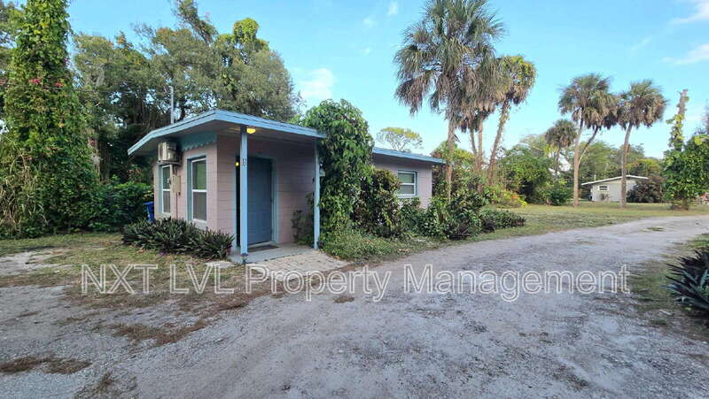 North Fort Myers House: 240 West Mariana Ave