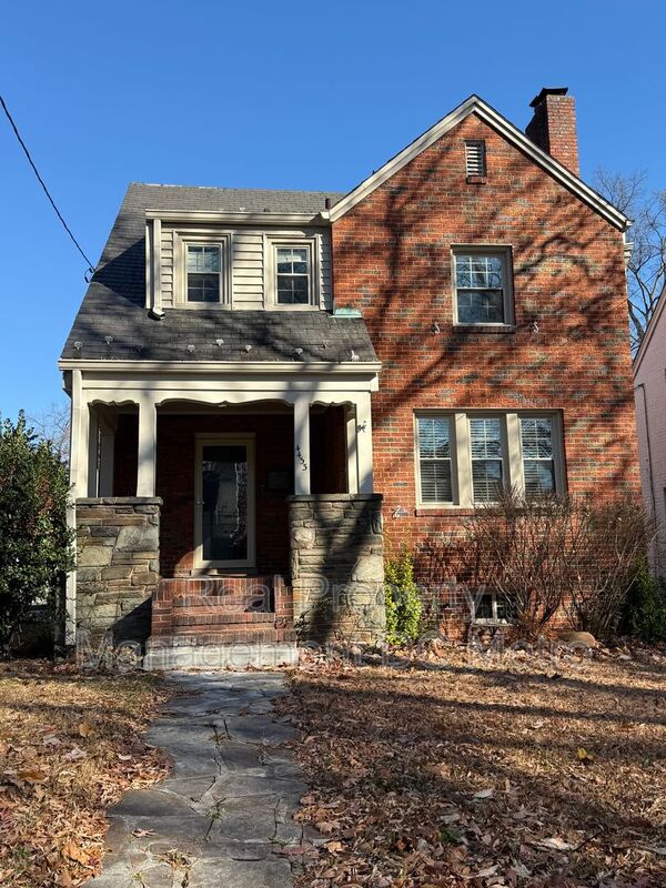 Washington House: 4433 South Dakota Ave NE