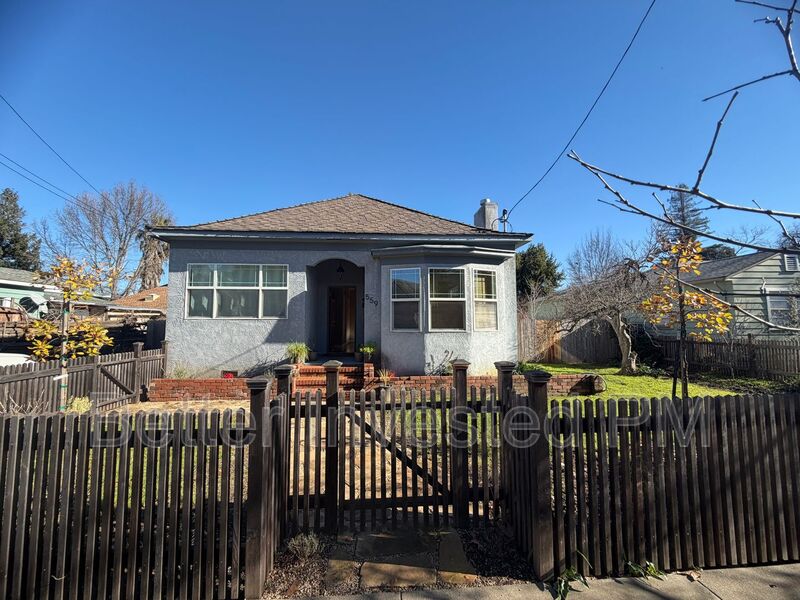 Ukiah House: 559 N Oak St