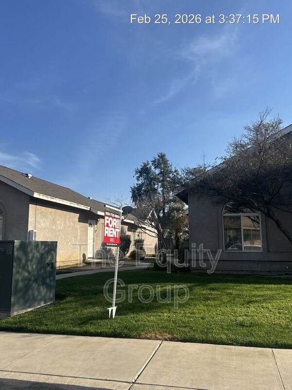 Visalia House: 2333 West Sunnyside Avenue