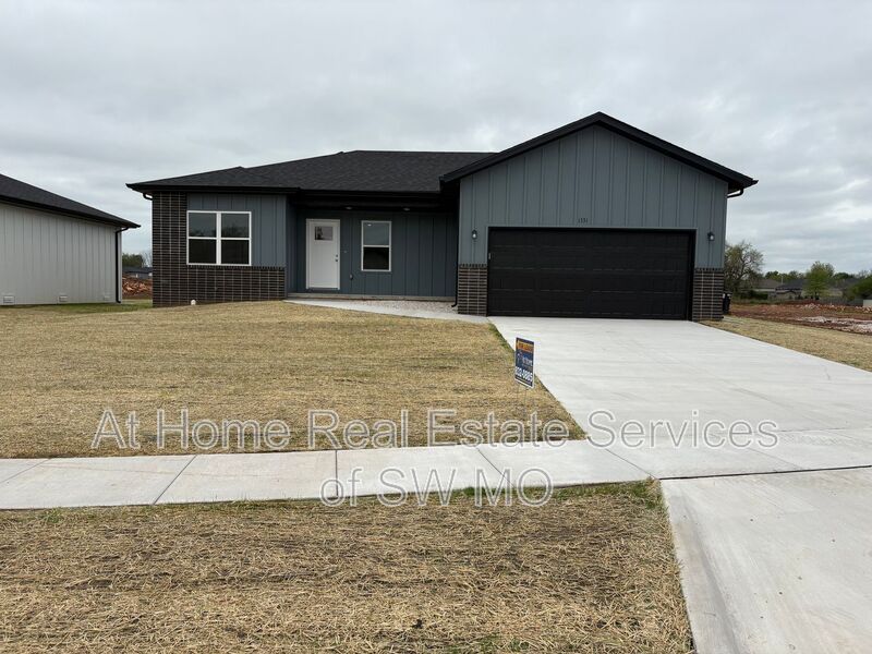 Springfield House: 1331 S. Shayla Ave