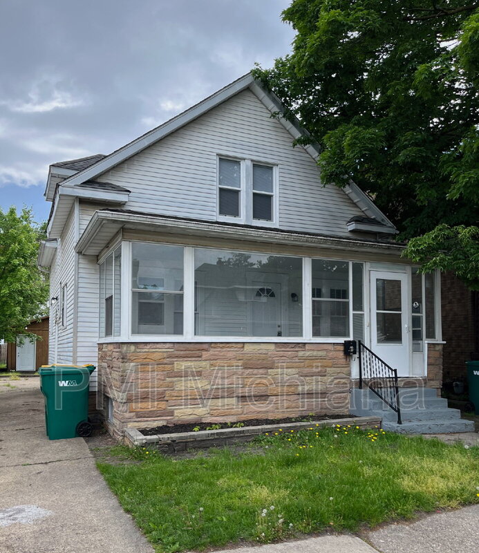 Mishawaka House: 221 E 8th St