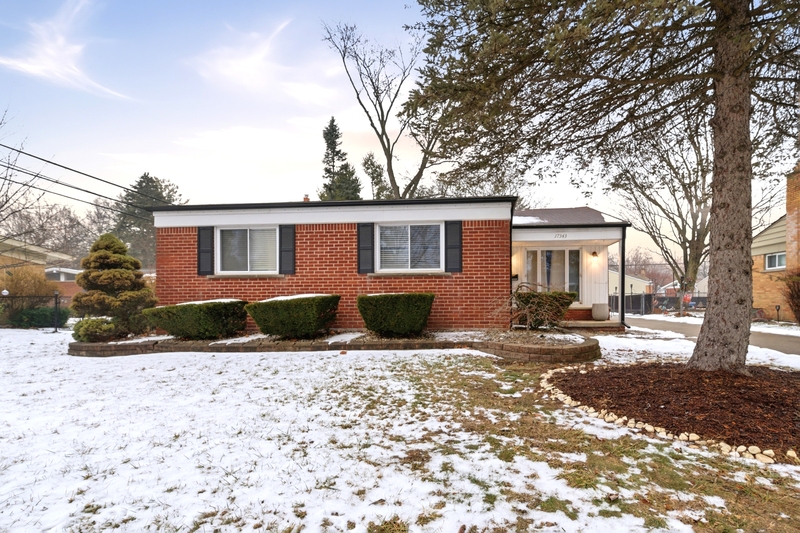 Livonia House: 17343 Pershing Ave.