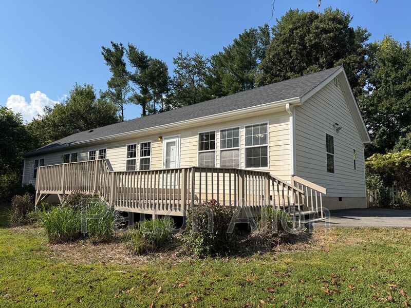 Weaverville House: 18 Meadowview Ter