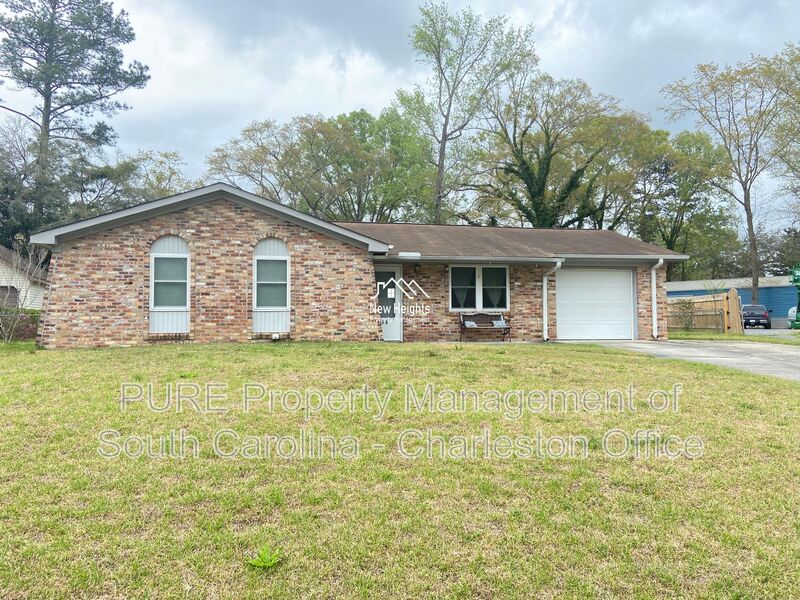 Ladson House: 371 Furman Ln