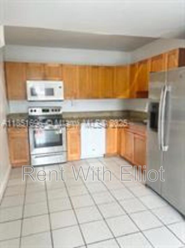 Hollywood House: 6313 Hayes St